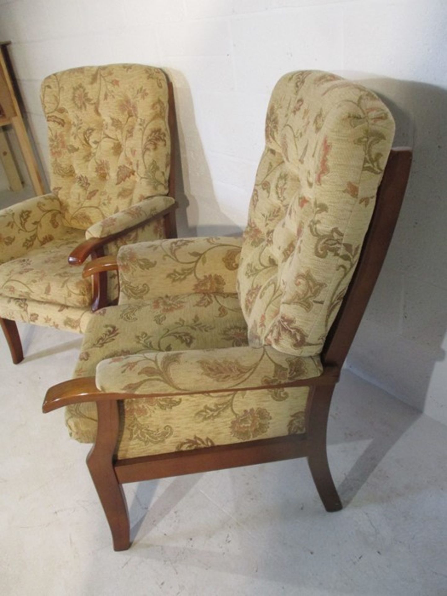 A pair of upholstered armchairs - Bild 3 aus 9