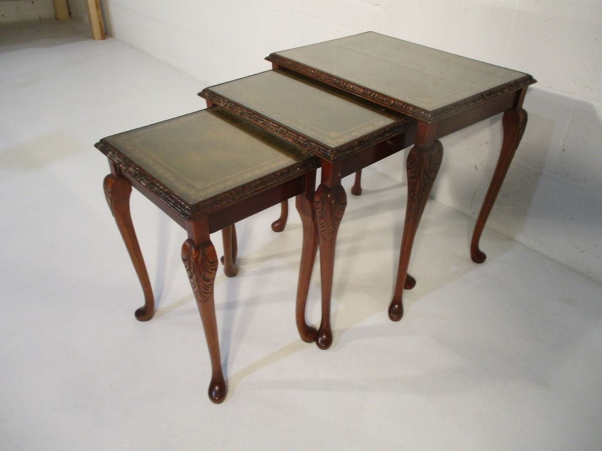 A nest of three glass topped tables and wooden magazine rack - Bild 2 aus 11