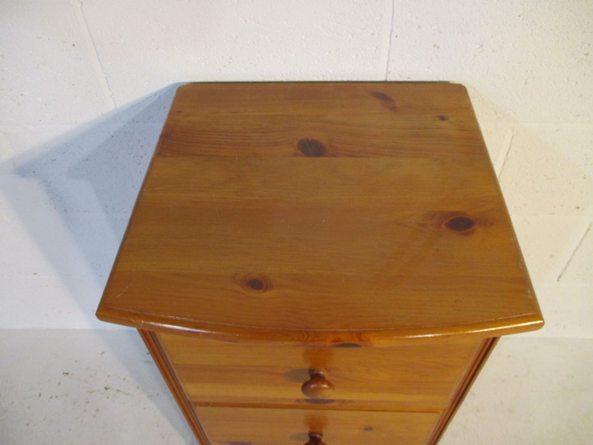 A pine chest of three drawers, height 78cm - Image 4 of 6