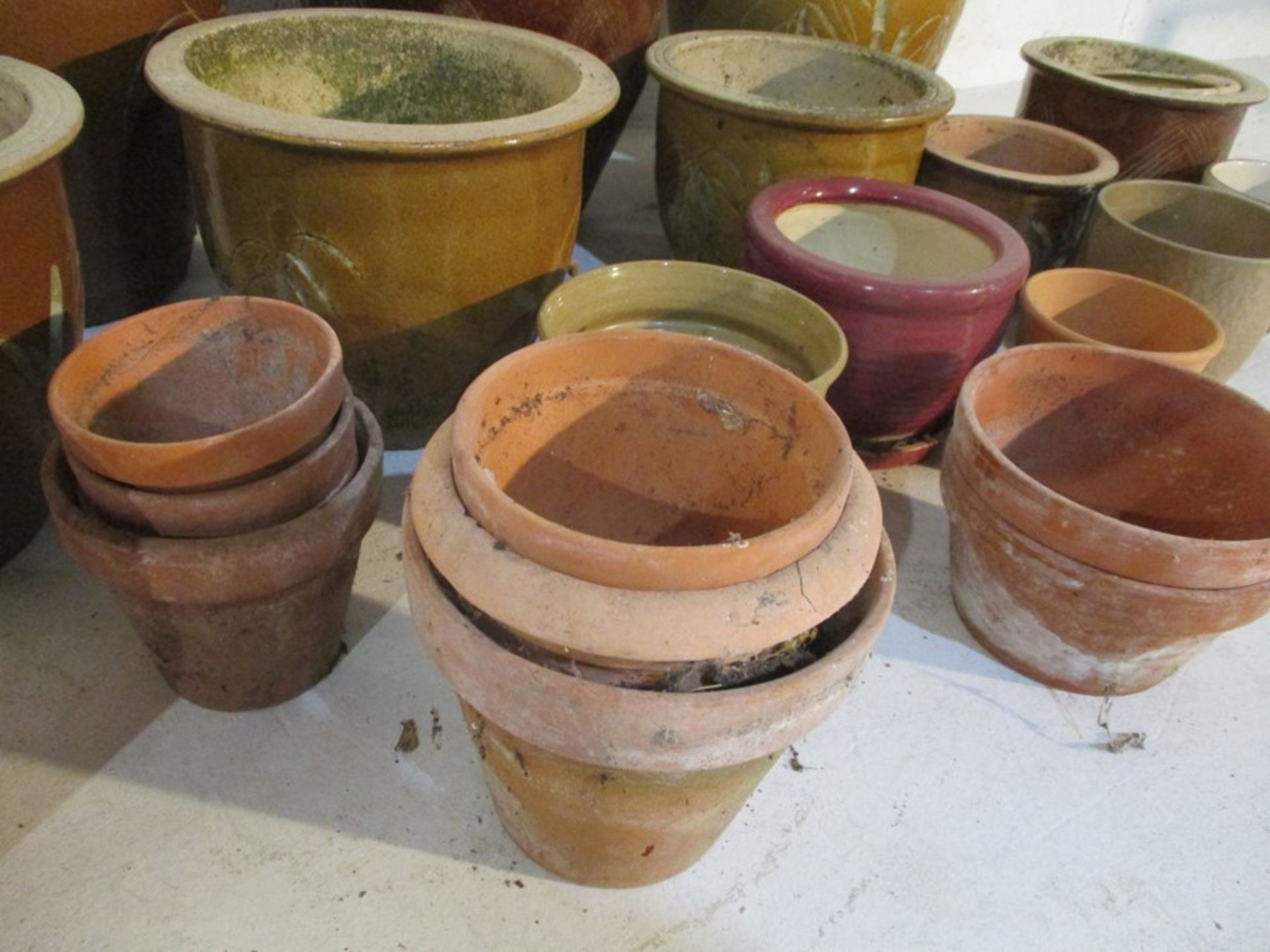 A collection of glazed and terracotta flower pots - Bild 3 aus 7