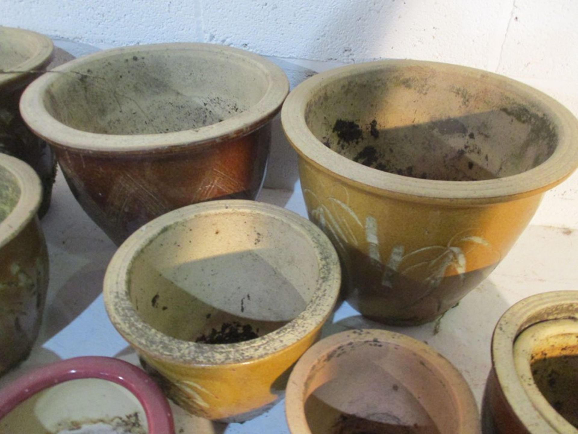 A collection of glazed and terracotta flower pots - Bild 6 aus 7