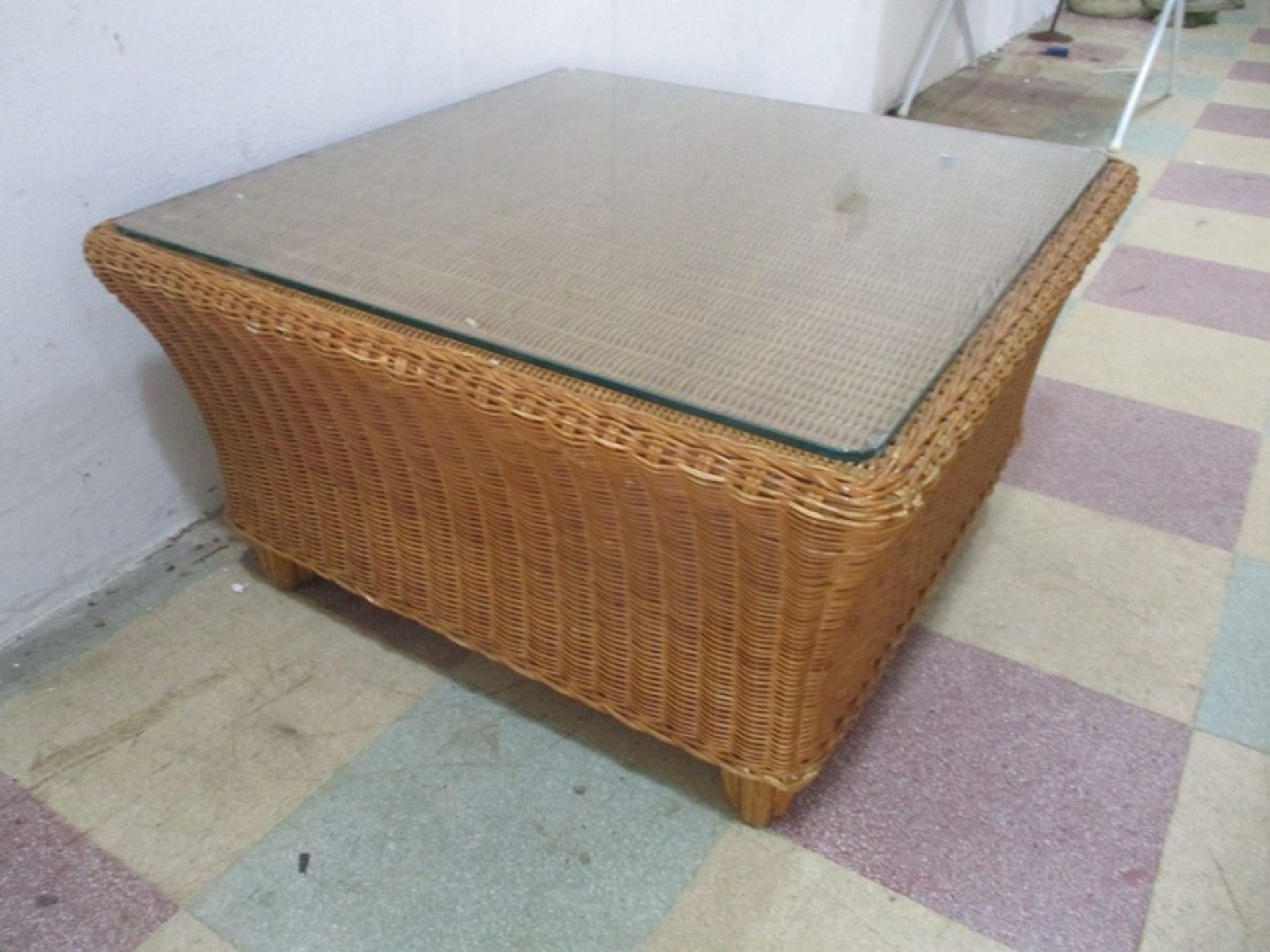 A wicker coffee table with glass top - Bild 4 aus 6