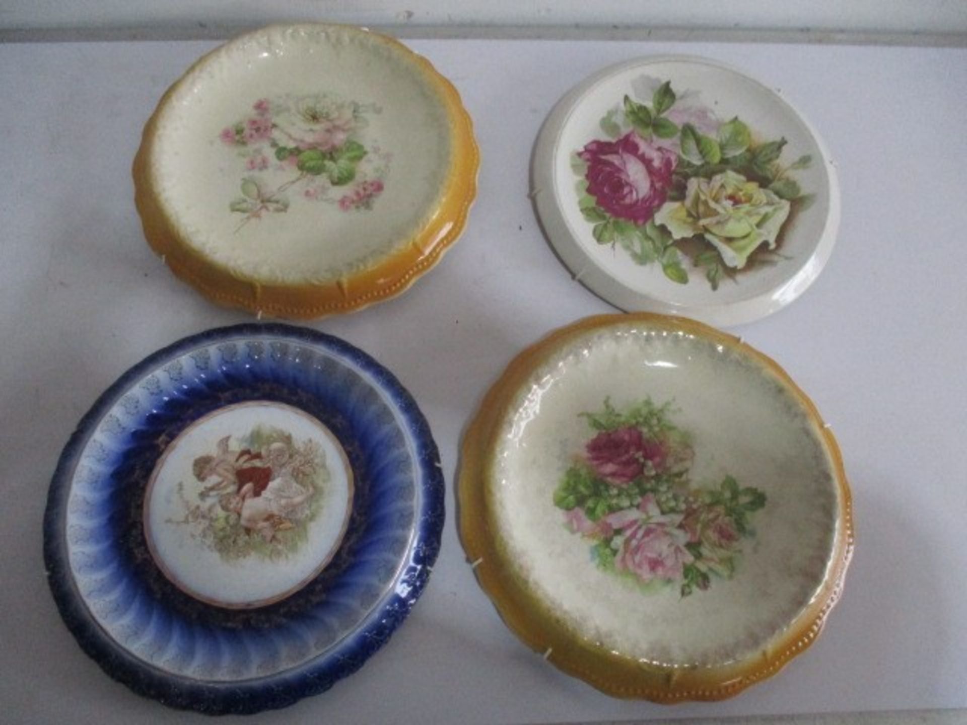 A large collection of bread plates with wall hangings - Image 9 of 11