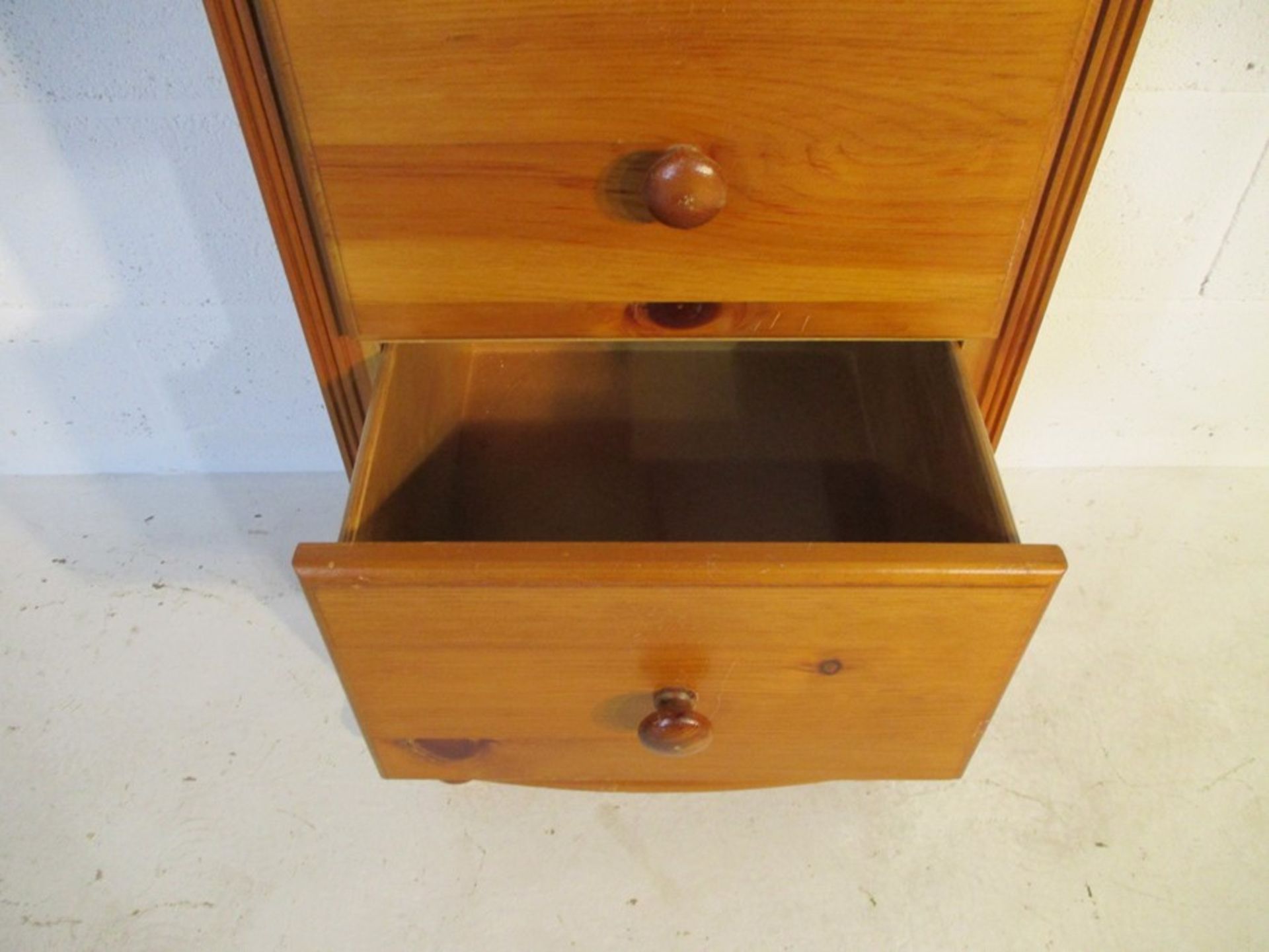 A pine chest of three drawers, height 78cm - Bild 6 aus 6