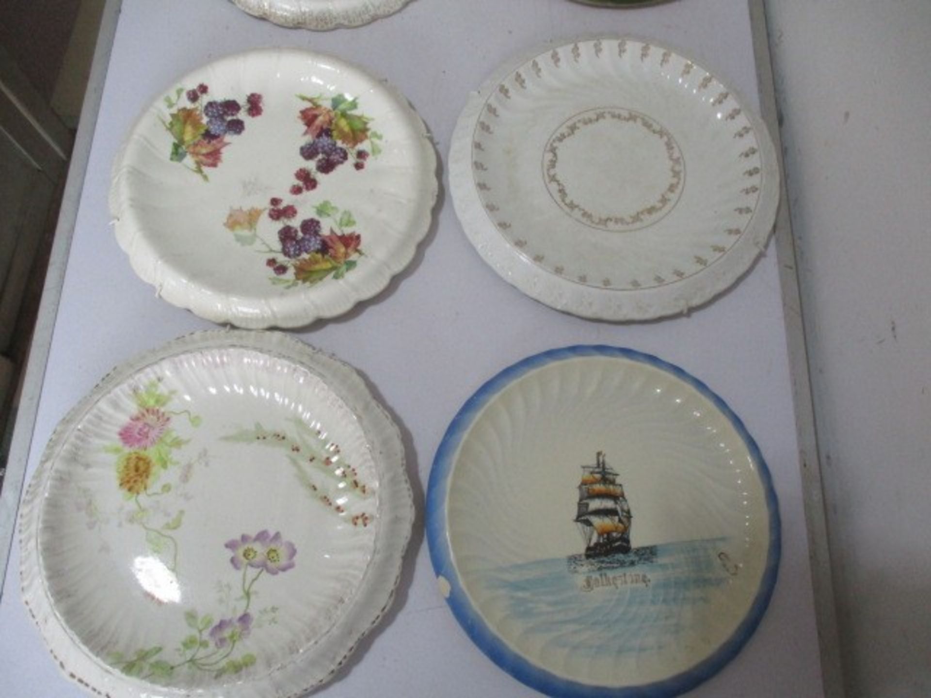 A large collection of bread plates with wall hangings - Image 4 of 11