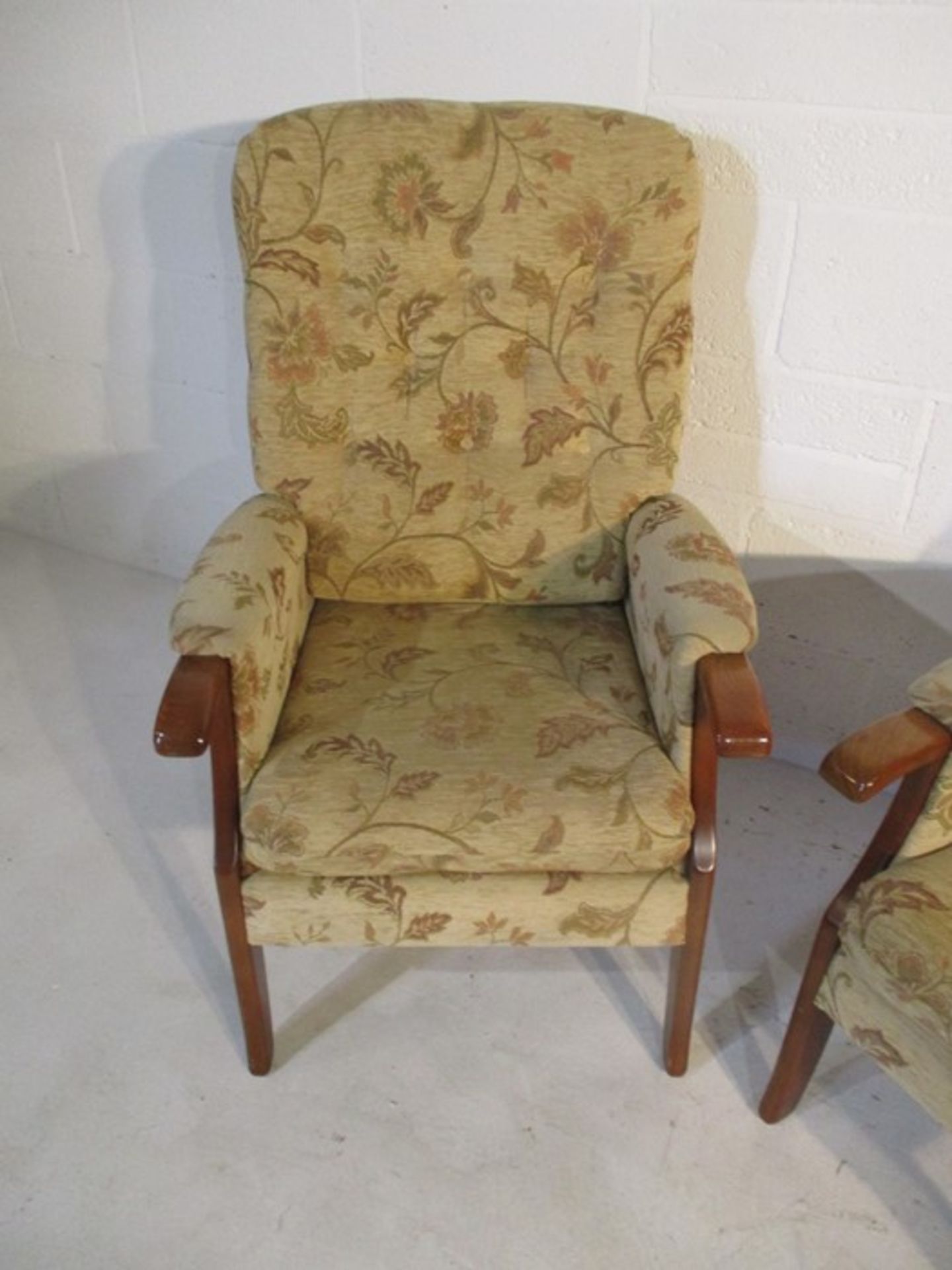 A pair of upholstered armchairs - Bild 2 aus 9