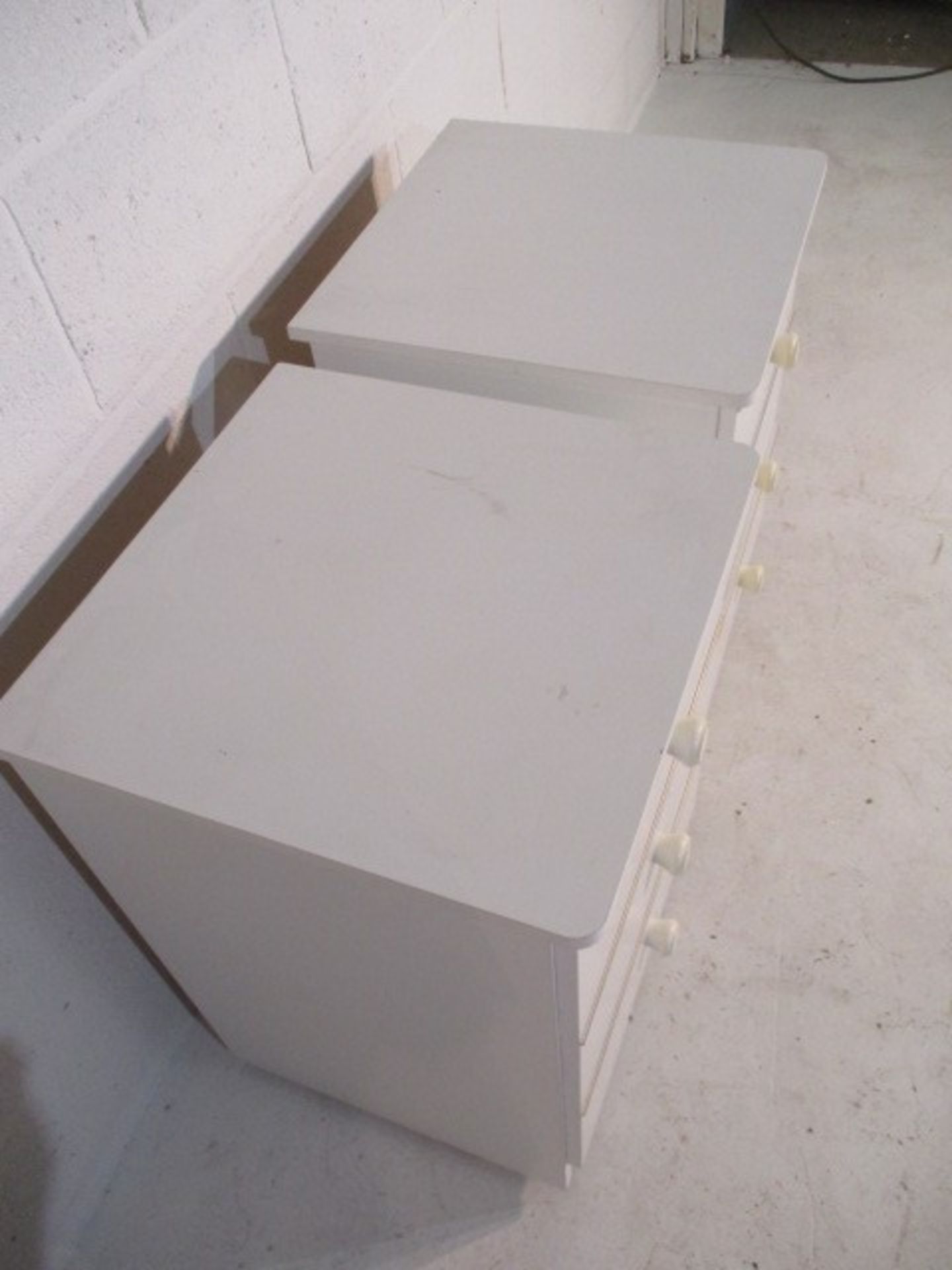 A pair of white bedside drawers along with one other - Bild 6 aus 10