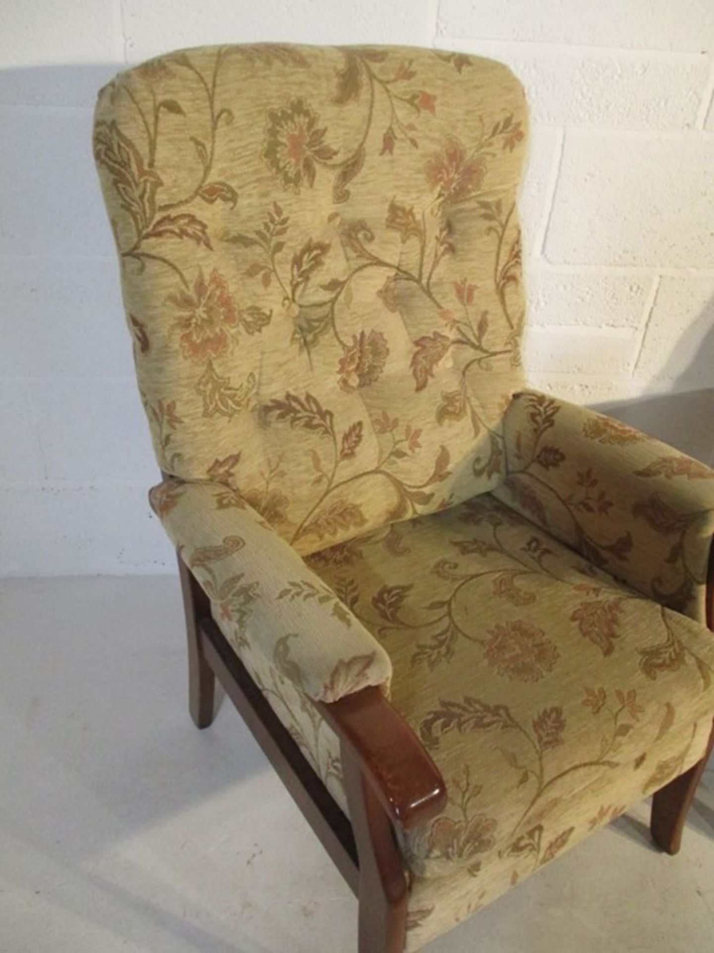 A pair of upholstered armchairs - Bild 8 aus 9