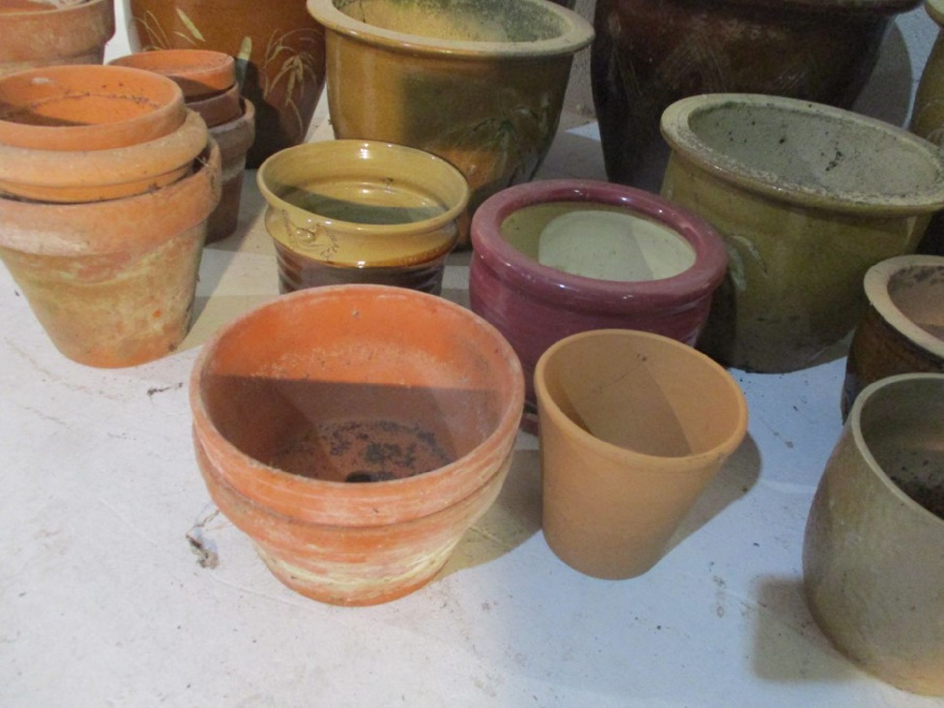 A collection of glazed and terracotta flower pots - Bild 4 aus 7