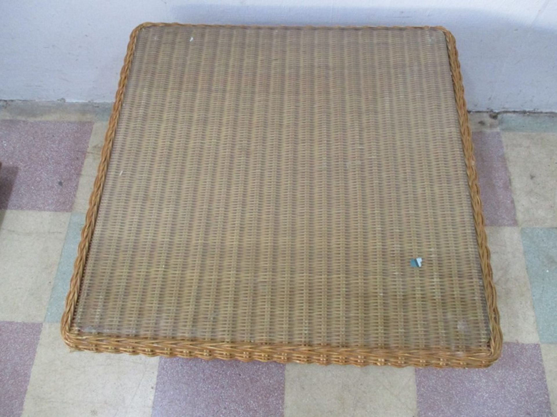 A wicker coffee table with glass top - Bild 3 aus 6