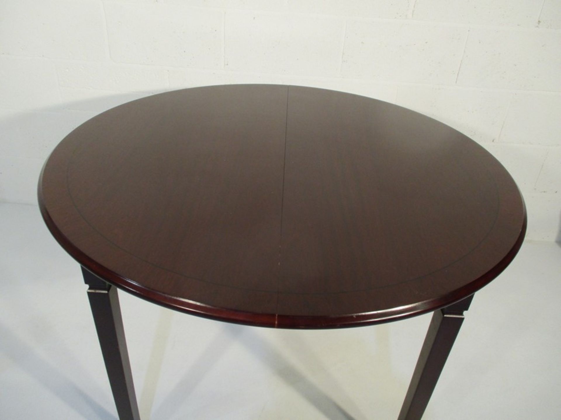A circular extending dining table along with four matching chairs - Bild 3 aus 9