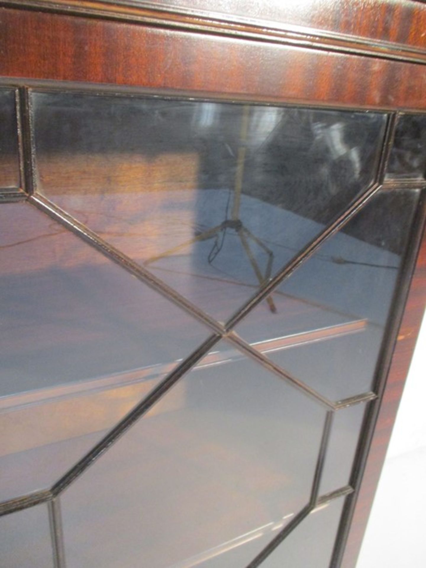 A glass fronted display cabinet - Bild 5 aus 8