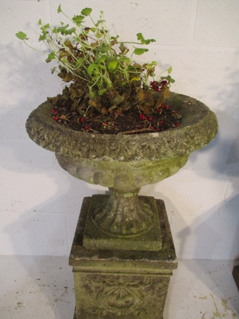A pair of concrete garden urns on plinths - Image 5 of 7