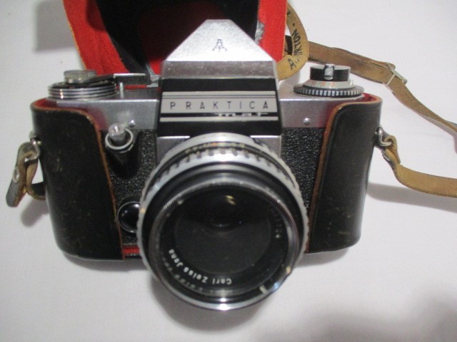 A collection of vintage cameras and lenses including Minolta and Praktica - Image 3 of 13