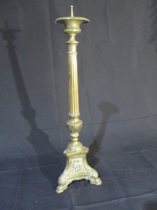 A freestanding brass lamp, along with a brass candle holder - Image 12 of 12