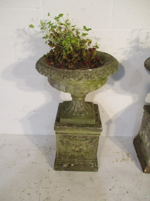 A pair of concrete garden urns on plinths - Image 3 of 7