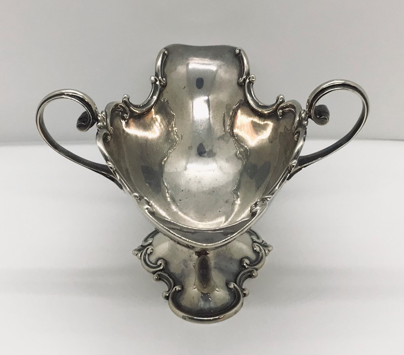 An Elkington & Co hallmarked silver double spout sauce boat, weight 277g, Birmingham 1906 - Image 2 of 3