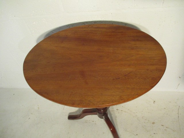 A Georgian mahogany oval tip up table on tripod base - Image 5 of 5