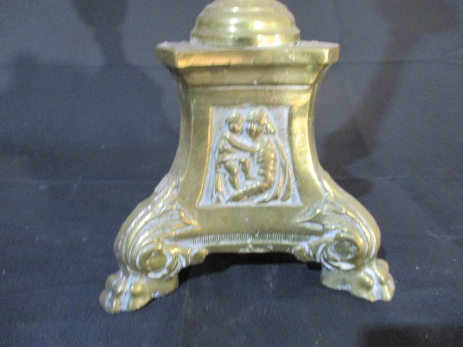 A freestanding brass lamp, along with a brass candle holder - Image 9 of 12