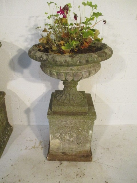 A pair of concrete garden urns on plinths - Image 2 of 7