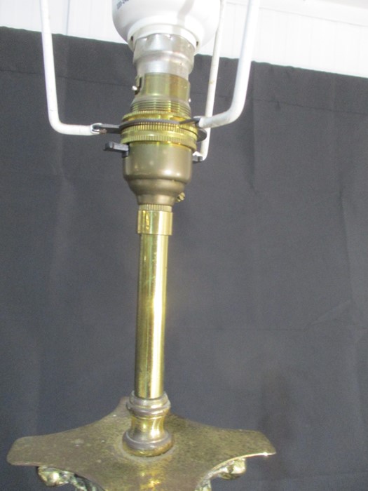 A freestanding brass lamp, along with a brass candle holder - Image 6 of 12