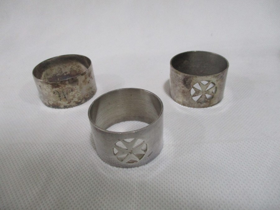 A collection of various silver plated items including spirit kettle on stand, napkin rings, - Image 12 of 17