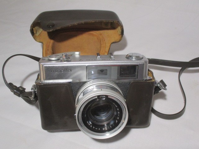 A collection of vintage cameras and lenses including Minolta and Praktica - Image 10 of 13