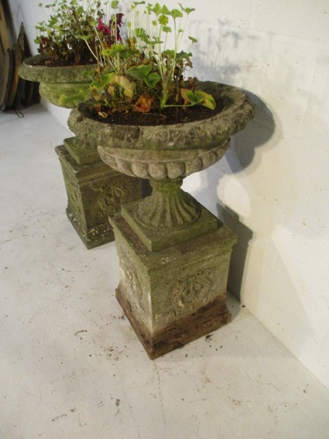 A pair of concrete garden urns on plinths - Image 6 of 7