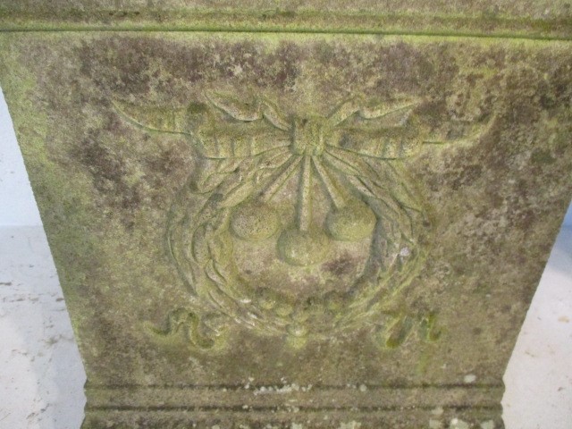 A pair of concrete garden urns on plinths - Image 4 of 7