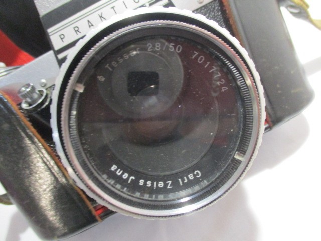 A collection of vintage cameras and lenses including Minolta and Praktica - Image 4 of 13