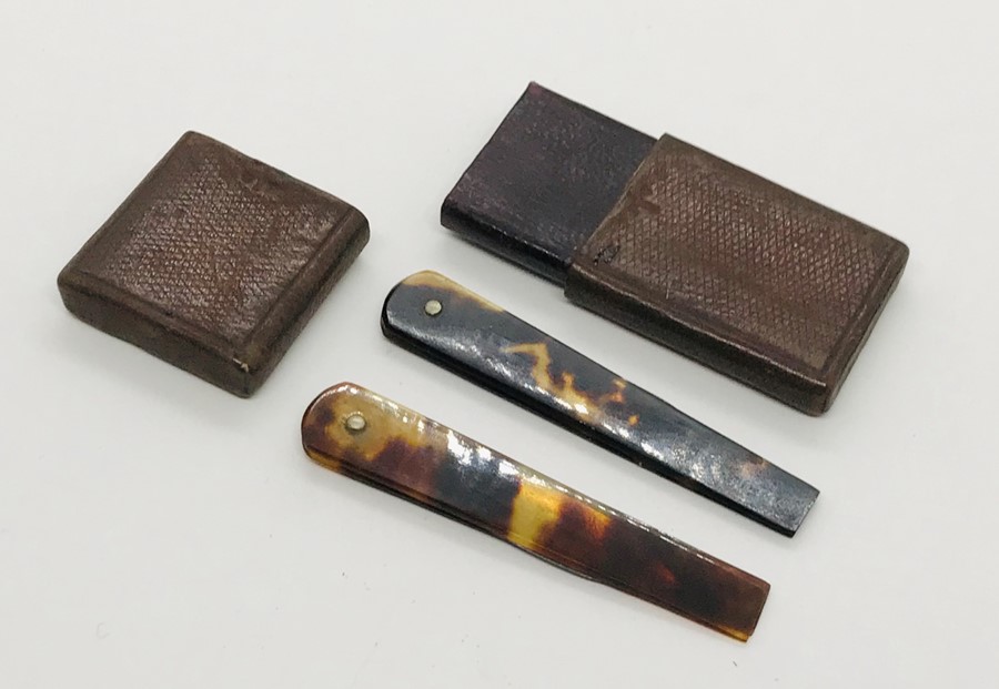 A velvet lined mahogany case containing a snuff box, tortoiseshell blades in leather case and a - Image 3 of 5