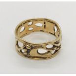 A 9ct gold wedding band with Art Nouveau style pierced decoration