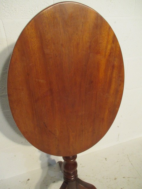 A Georgian mahogany oval tip up table on tripod base - Image 2 of 5