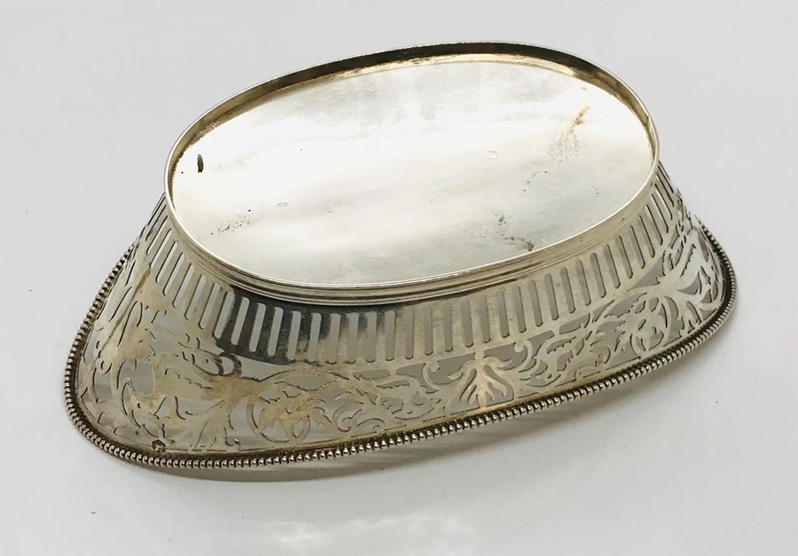 A continental silver basket with pierced rim decorated with birds - Image 2 of 2