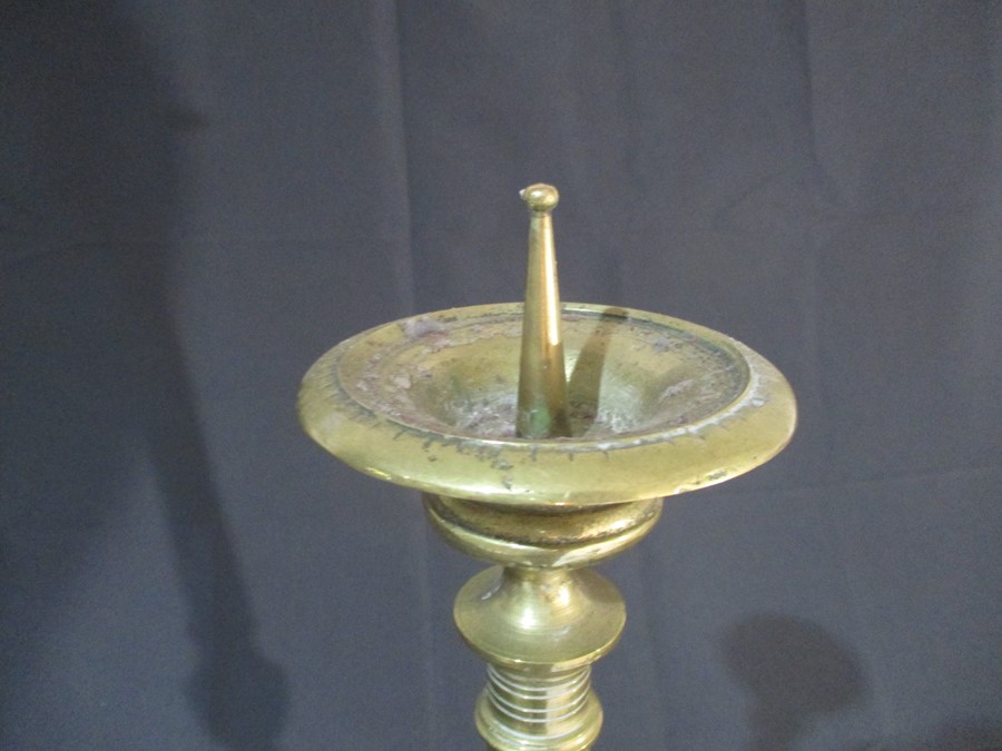 A freestanding brass lamp, along with a brass candle holder - Image 10 of 12