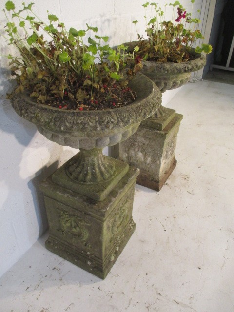 A pair of concrete garden urns on plinths - Image 7 of 7