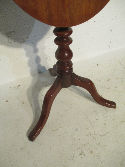 A Georgian mahogany oval tip up table on tripod base - Image 3 of 5
