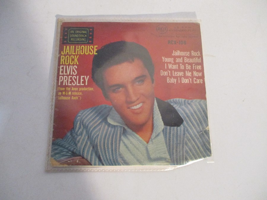 A collection of Elvis Presley vinyl records including Elvis Greatest Hits double special pink - Image 6 of 10
