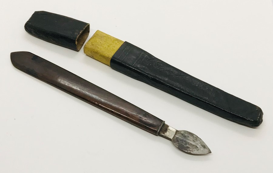 A velvet lined mahogany case containing a snuff box, tortoiseshell blades in leather case and a - Image 5 of 5