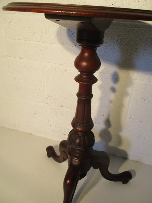 A Victorian tripod occasional table - Image 3 of 4