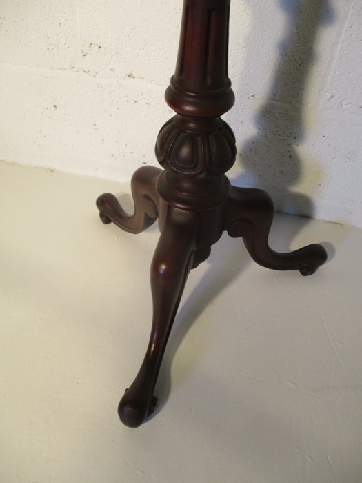A Victorian tripod occasional table - Image 4 of 4