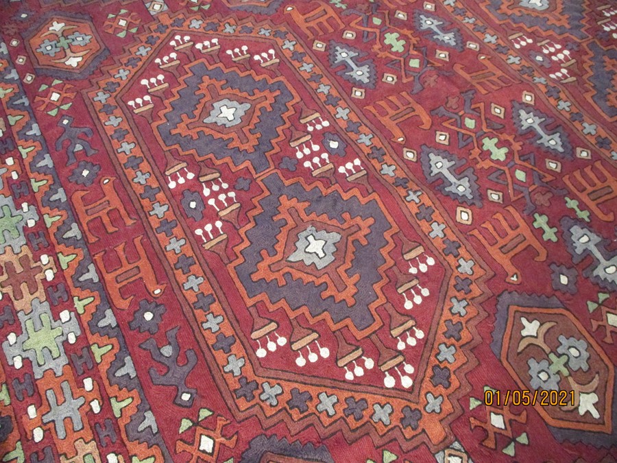 A red ground rug/wall hanging, approx. 7 ft x 5 ft - Image 8 of 8