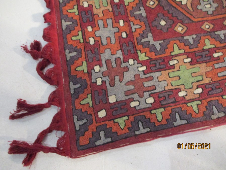 A red ground rug/wall hanging, approx. 7 ft x 5 ft - Image 2 of 8