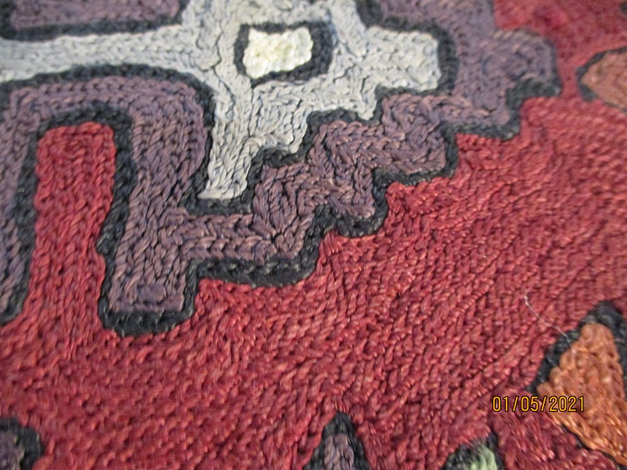 A red ground rug/wall hanging, approx. 7 ft x 5 ft - Image 3 of 8