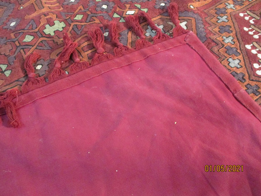 A red ground rug/wall hanging, approx. 7 ft x 5 ft - Image 5 of 8