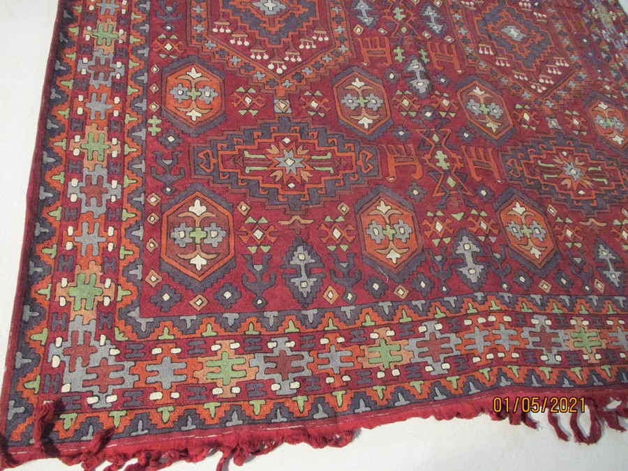 A red ground rug/wall hanging, approx. 7 ft x 5 ft - Image 7 of 8
