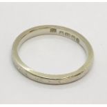 An 18ct white gold wedding band weight 2.7g