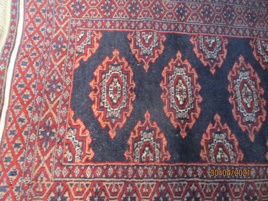 Blue ground rug. 60cm x 94cm - Image 2 of 4