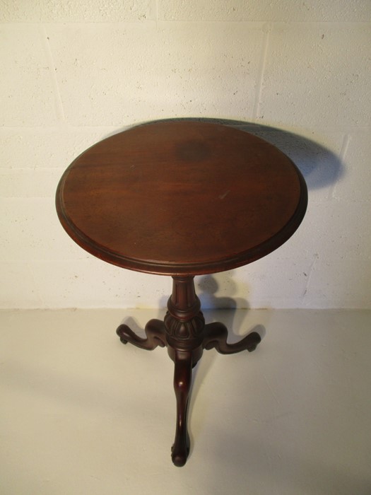 A Victorian tripod occasional table - Image 2 of 4