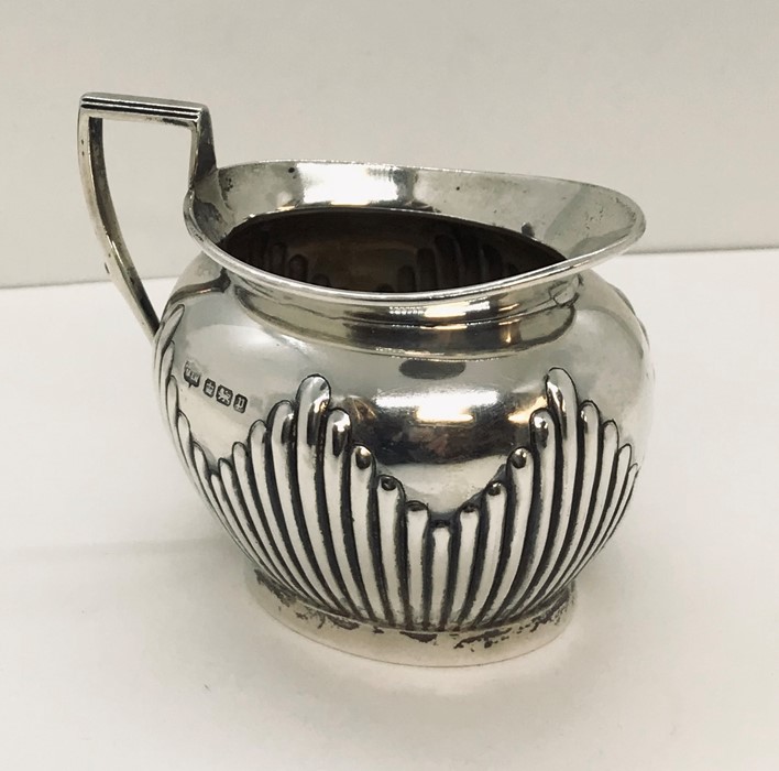 A hallmarked silver sugar and cream jug by Mappin & Webb, total weight 255.1g - Image 2 of 4